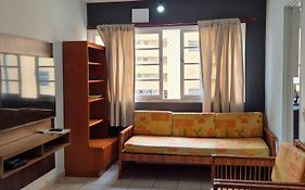 ESD01- Ar Condicionado 5min a pé da Praia da Enseada, Apartamento